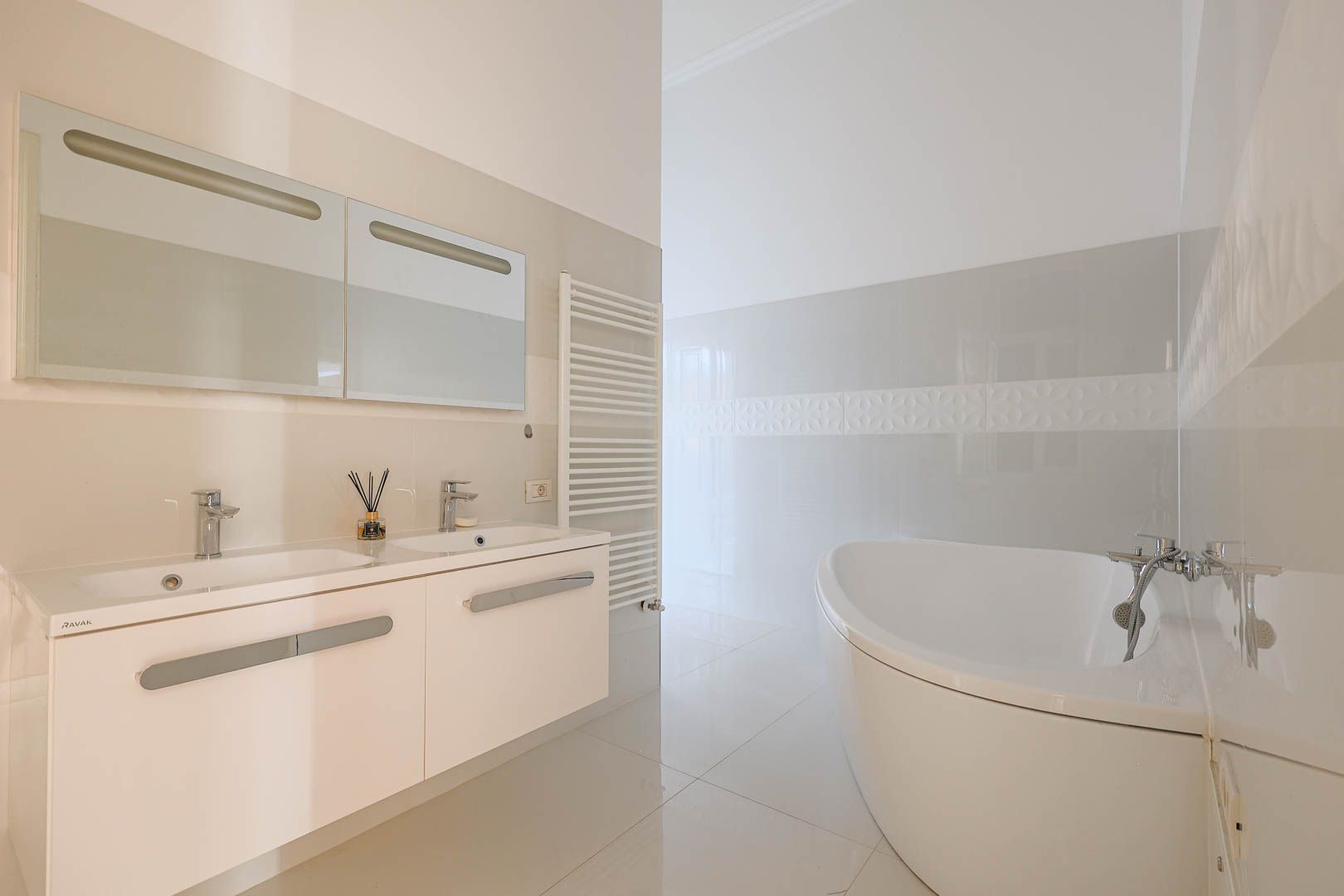 VANDUT.  Descoperă eleganța istorică în inima Aradului! - Poză 5