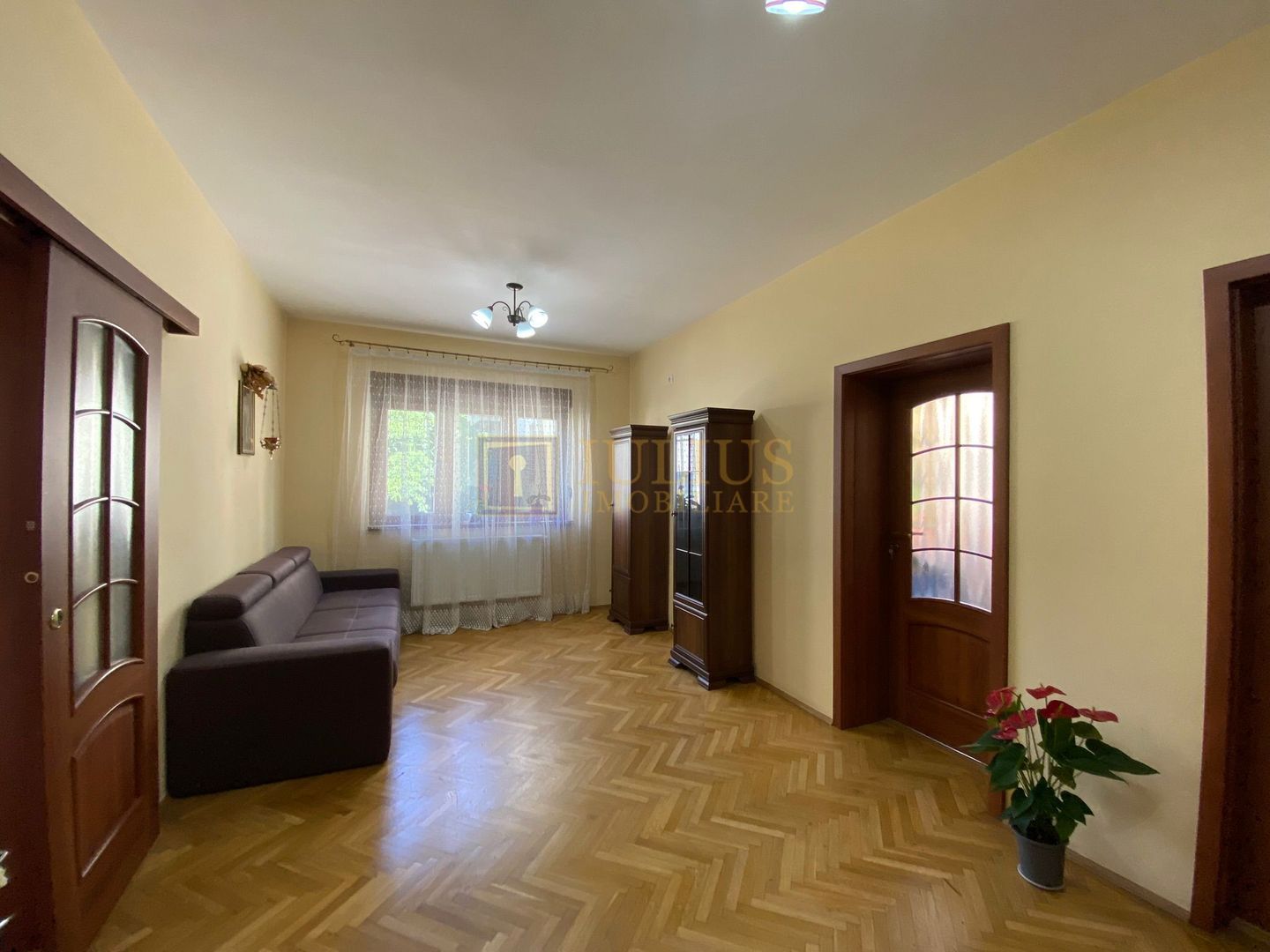Complex, 5 camere + 2 bai, centrala proprie - Poză 1