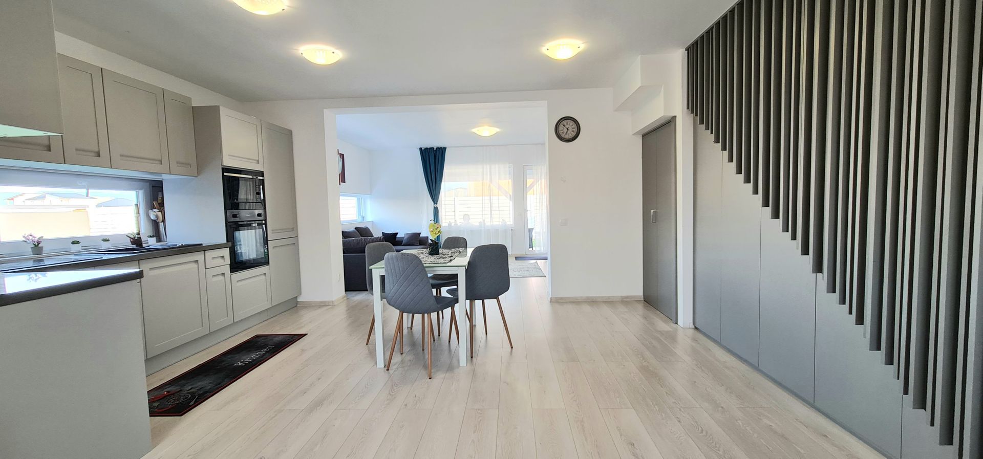 Casa 4 camere cu garaj mobilata si utilata cartier Izvor Tarlungeni - Poză 1