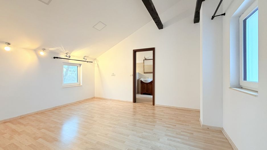 Casă de închiriat la liziera pădurii - Dumbrăvița - Poză 11