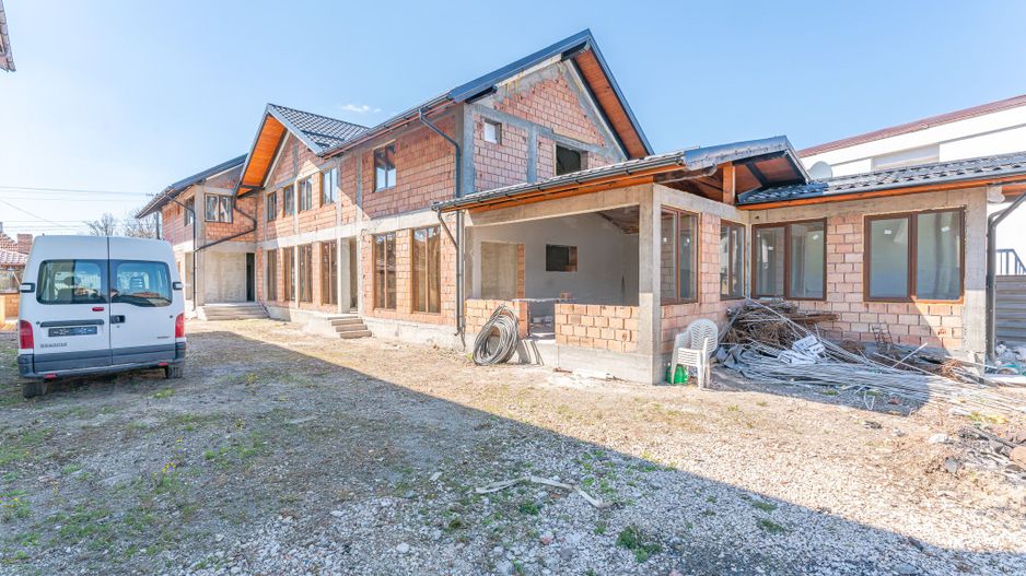 Casa 8 camere 7 bai 720 mp teren Brasov - Poză 1