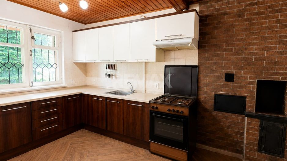 Nu este doar o vilă. Este refugiul tău verde cu 38 ari și pădurice proprie! - Poză 10