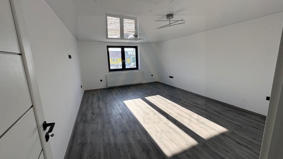 Casa moderna constructie noua 195 mp utili si 100 mp curte Sura Mare - Poză 12