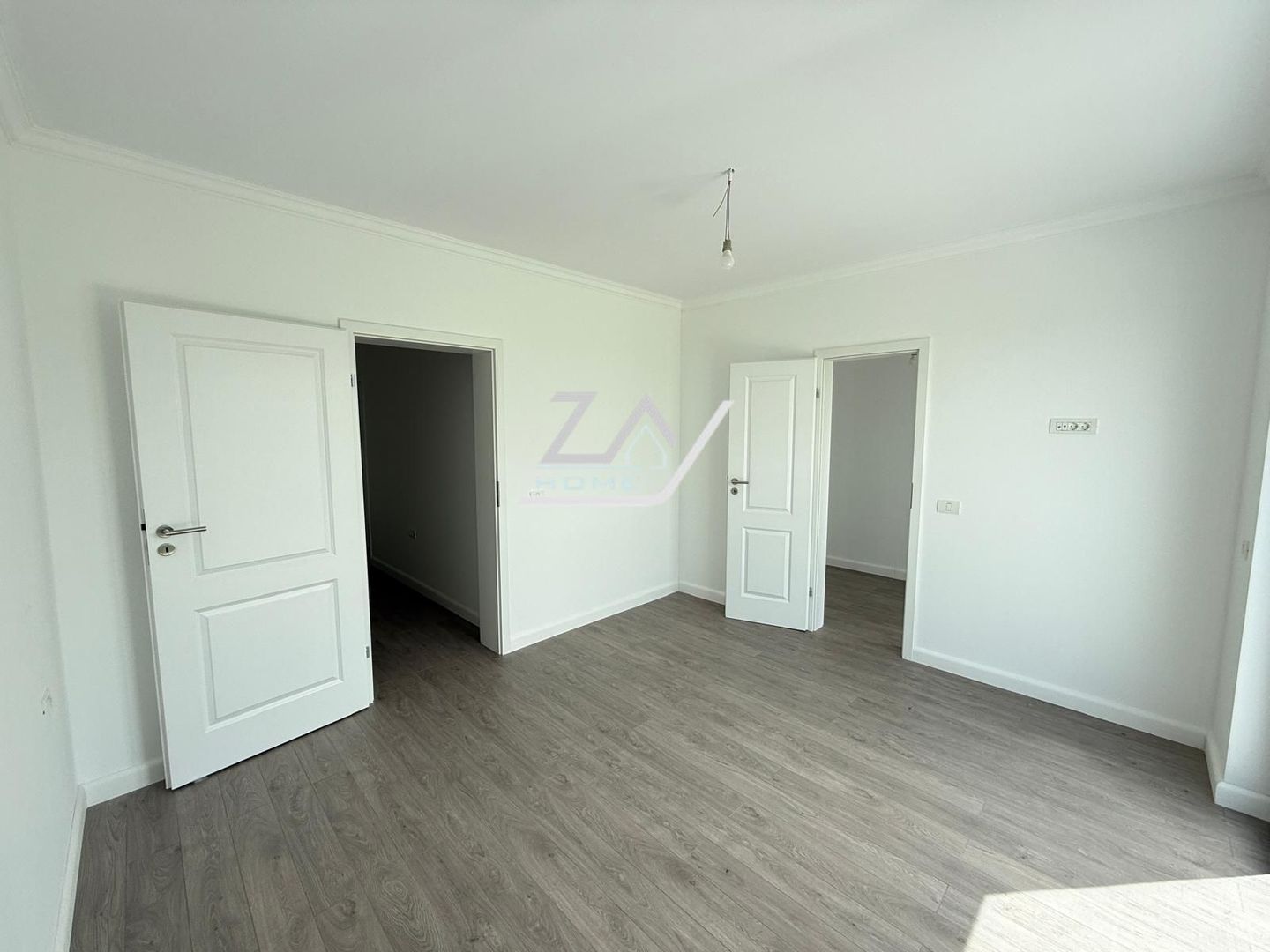 Duplex finalizat despartit prin camera tehnica. 3 dormitoare. 2 balcoane. - Poză 12