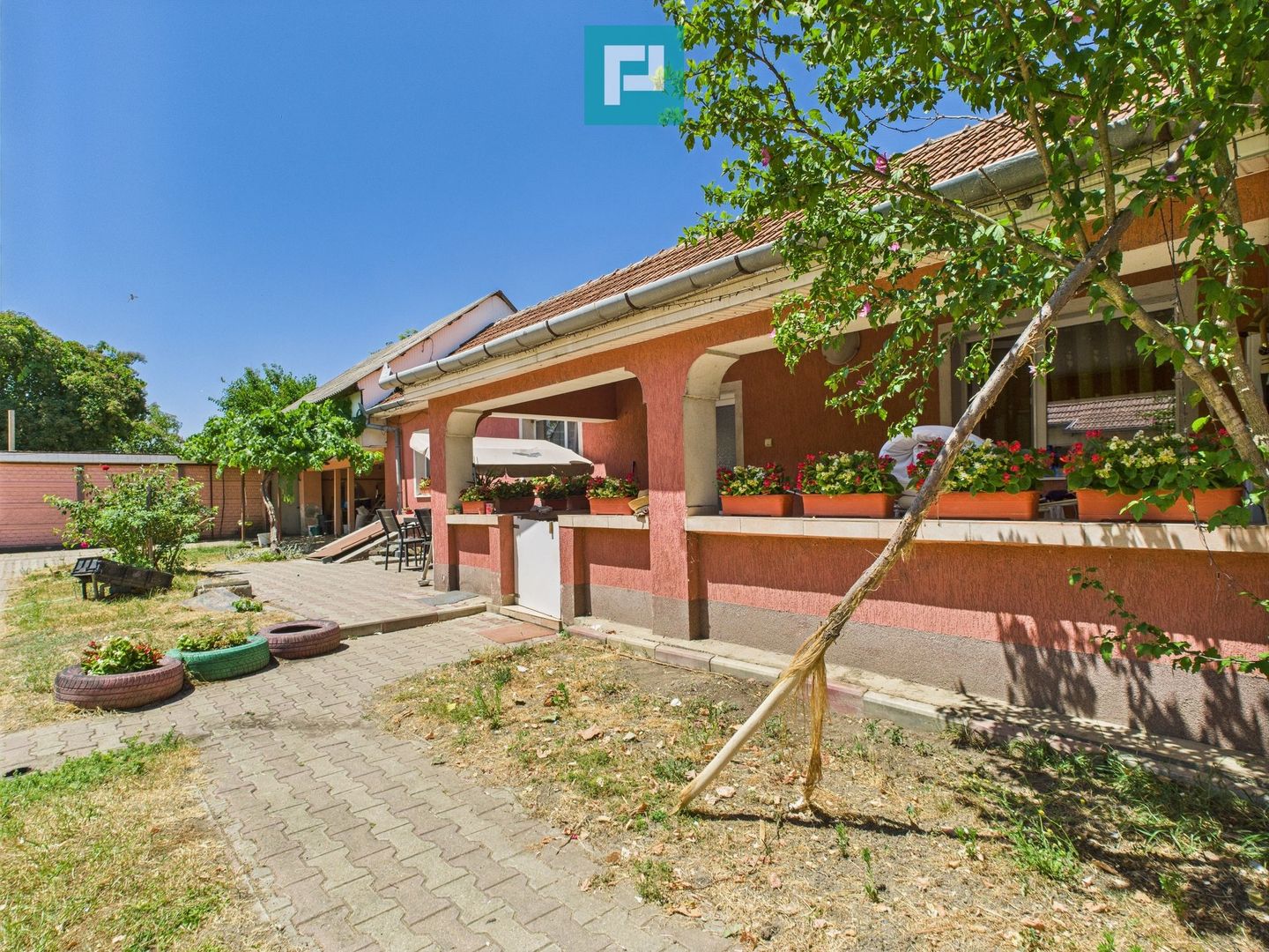 Casă cu 2 camere și teren de 1450 mp în Aradul Nou - Poză 1