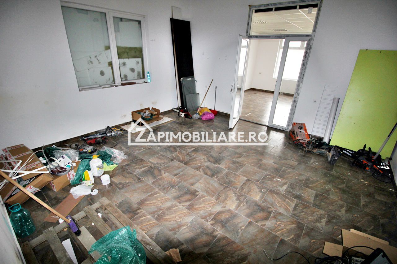 Spatiu comercial cu vitrină la strada si baie proprie - Poză 9