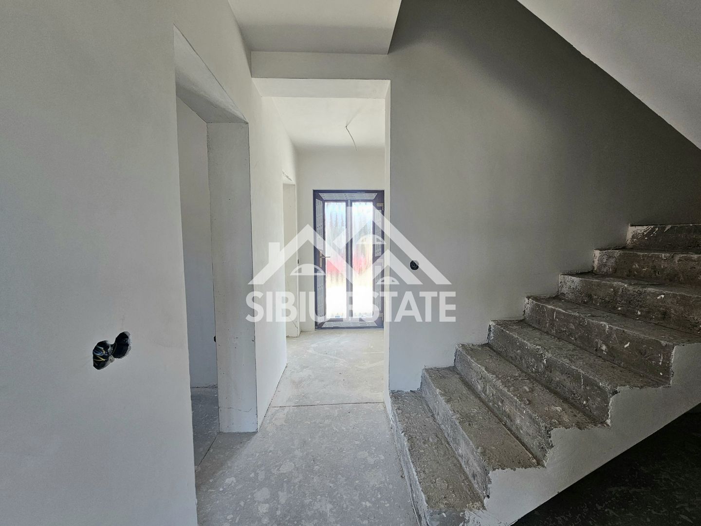 Casa noua 4 dormitoare, spatiu bun pentru familie - Poză 4