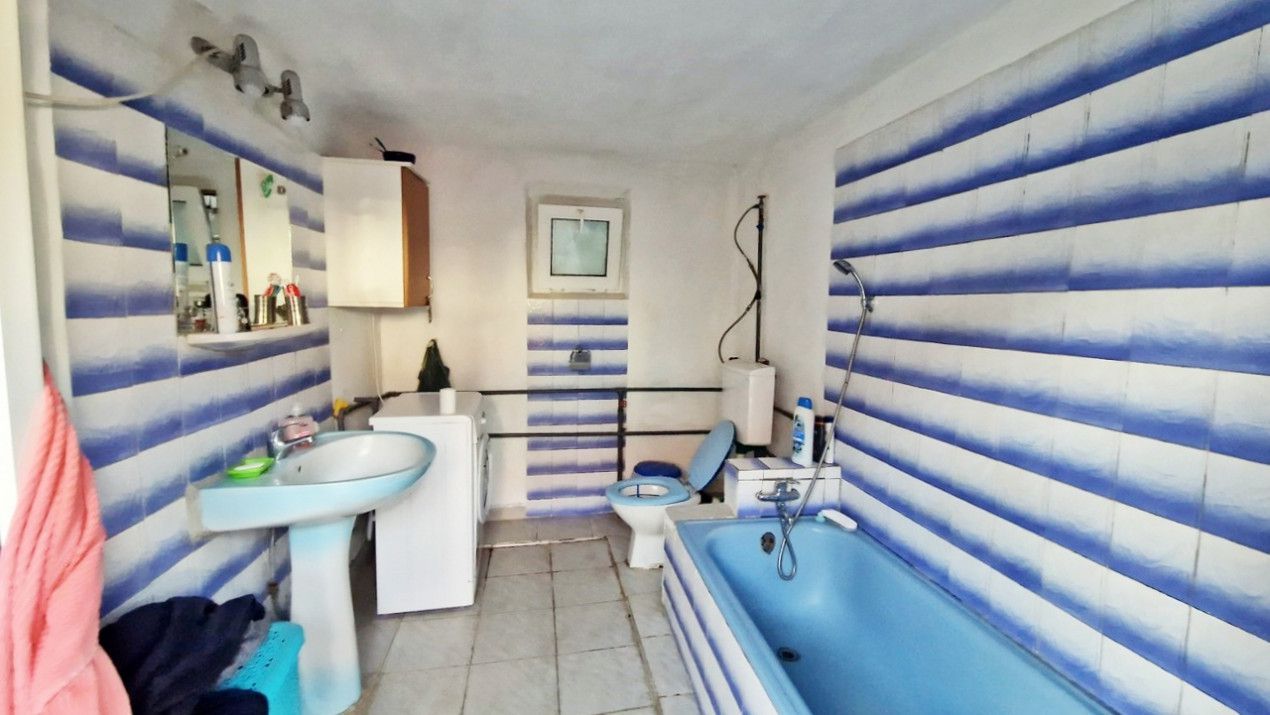 Vanzare casa cu teren 1800 mp, Pitesti str Bananai, la intrare - Poză 10