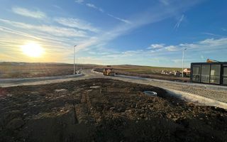 Teren cu autorizație de construcție și utilități - Poză 1