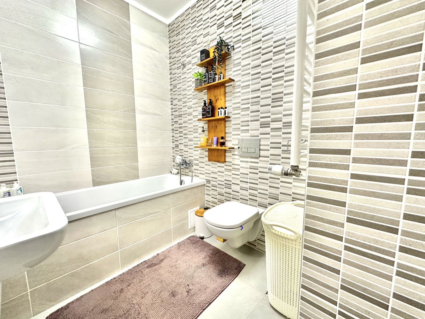 Penthouse modern de inchiririere cu 3 camere, terasă 80 mp zona Coresi - Poză 13