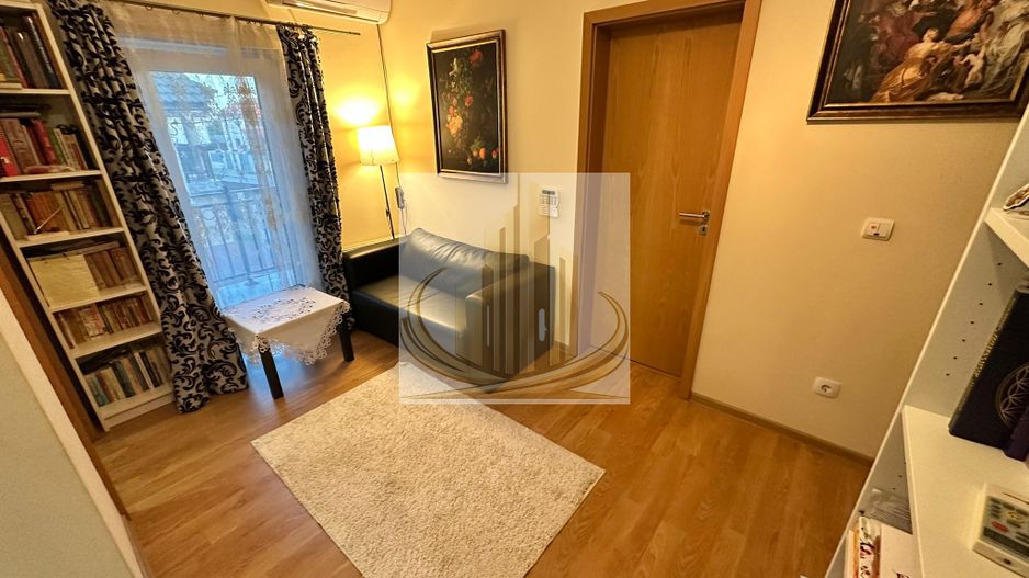 Casă premium cu panouri solare, stație EV, anexă locuibilă și grădină - Poză 12
