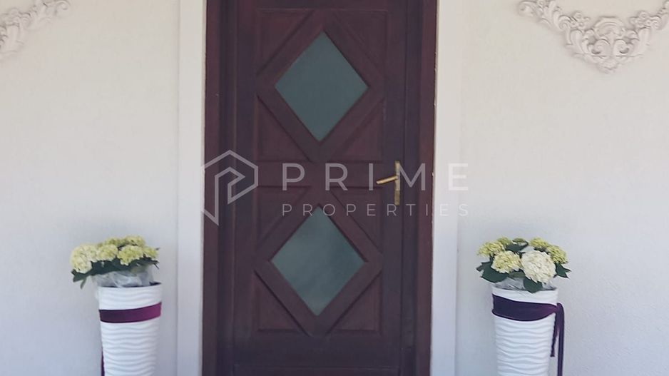 Casa perfectă pentru familie – curte, foișor cu grătar și garaj triplu - Poză 8