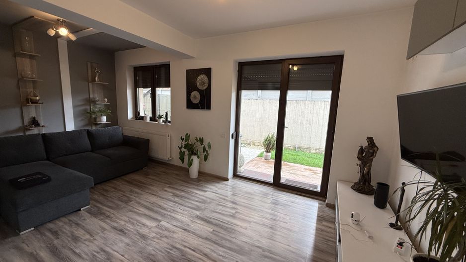 Casă înșiruită complet mobilată + curte+ 2 parcari în complex inchis! - Poză 2