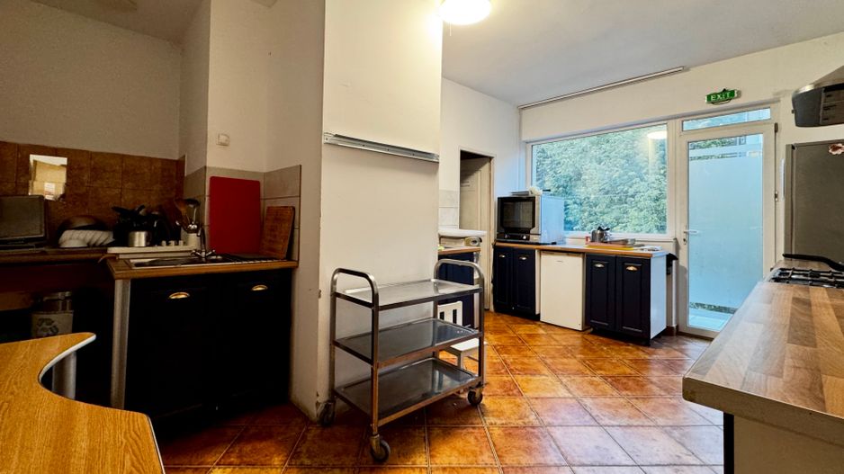 Casa spațioasă, cu spațiu comercial, locuri de parcare - Aradului Vest - Poză 11