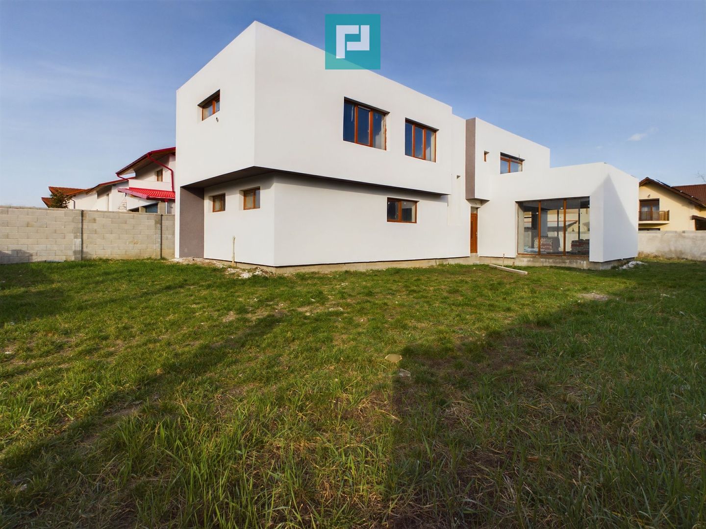 Vilă la gri în Via Carmina - Poză 10