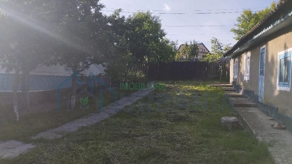 Casă bătrânească de vânzare în Totoiești – teren intravilan 2128 mp, cu fântână, beci, anexe și livadă - Poză 2