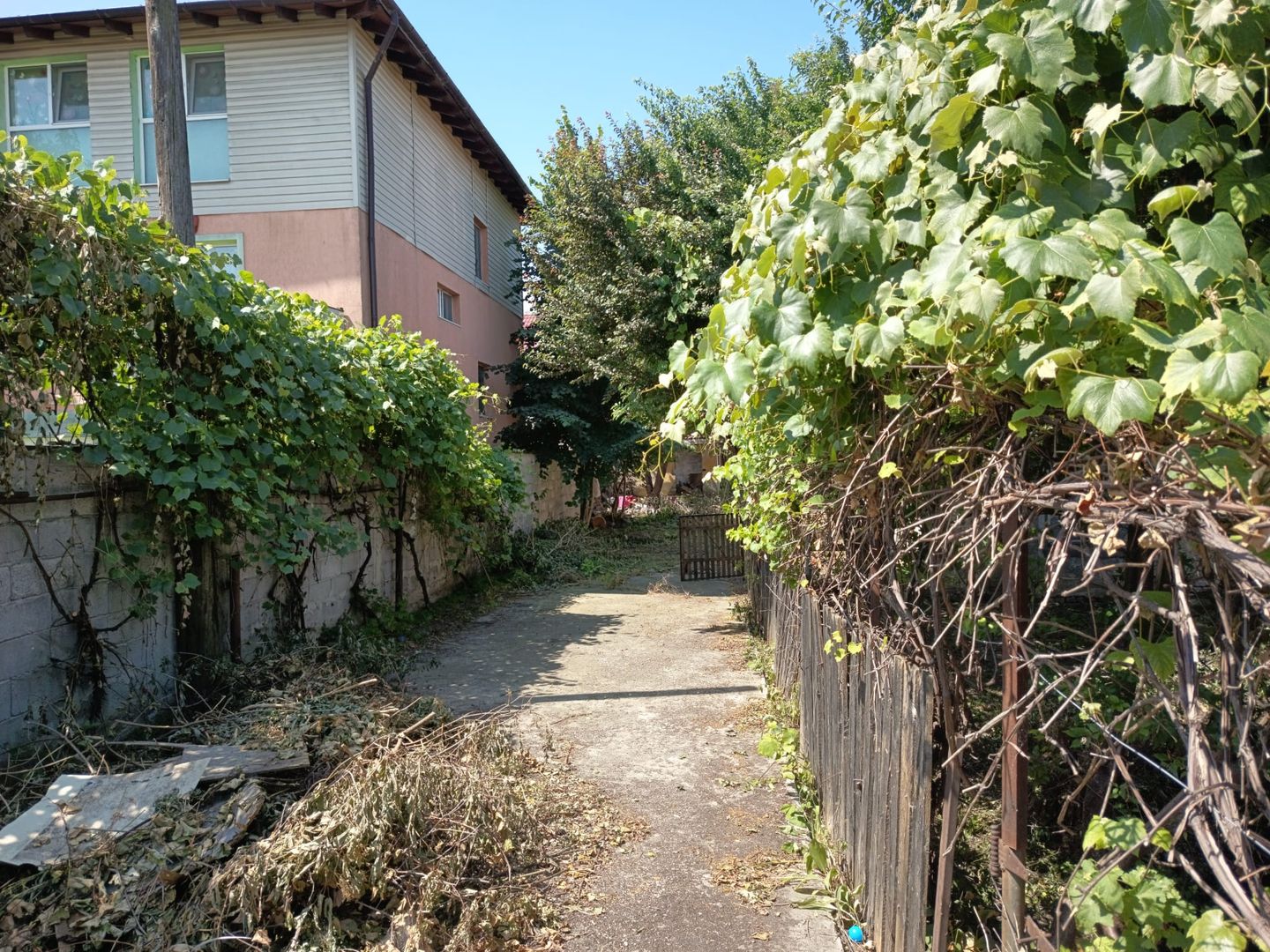 Casa demolabila+Teren generos 546 mp in Bartolomeu,ideal pentru investitie - Poză 2