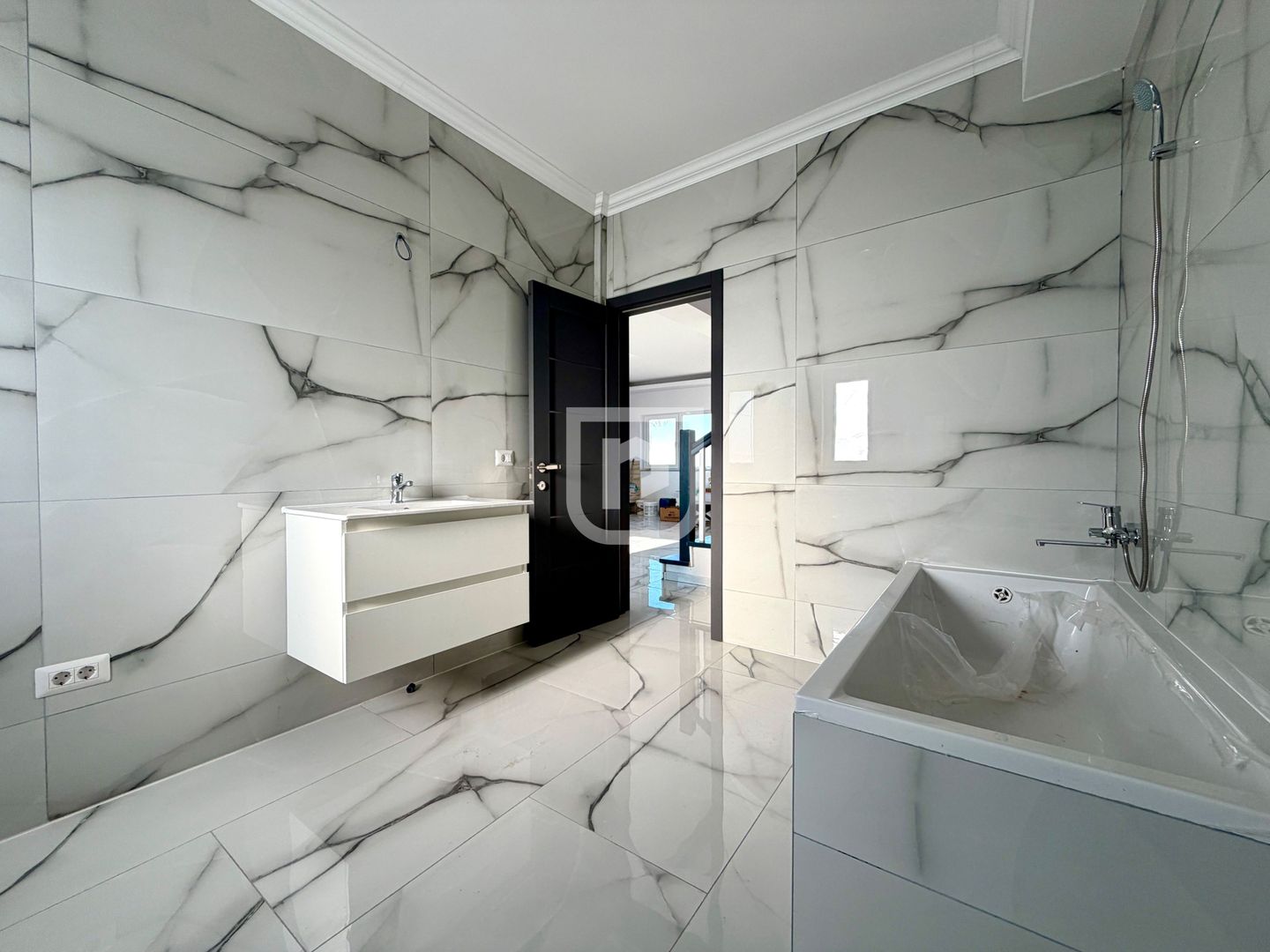 Casa noua Gura Humorului - 4 dormitoare, curte amenajata - Poză 3