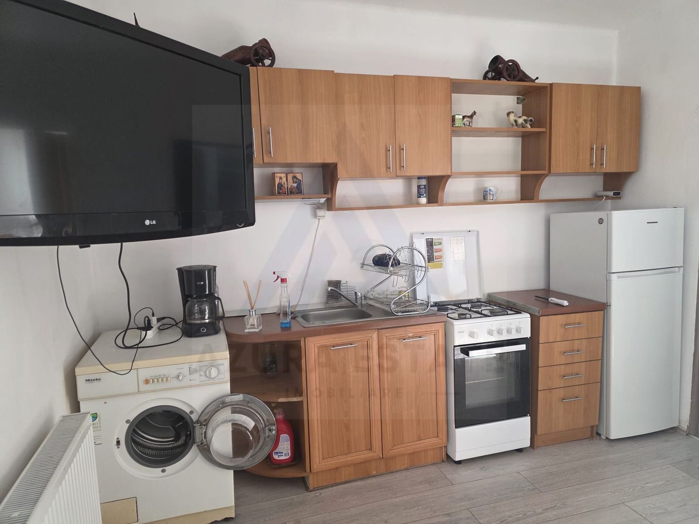 Studio la curte utilat complet cu terasa  zona Lazaret - Poză 9