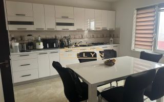 Casă de vânzare – zonă liniștită , priveliște deosebită - Poză 1