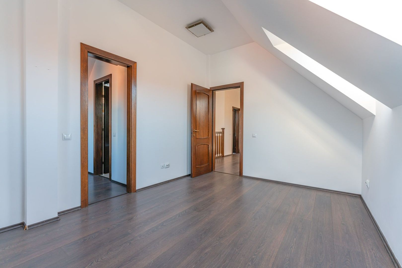 Casă modernă cu garaj și 4 dormitoare, aproape de Piața Sfatului - Poză 18