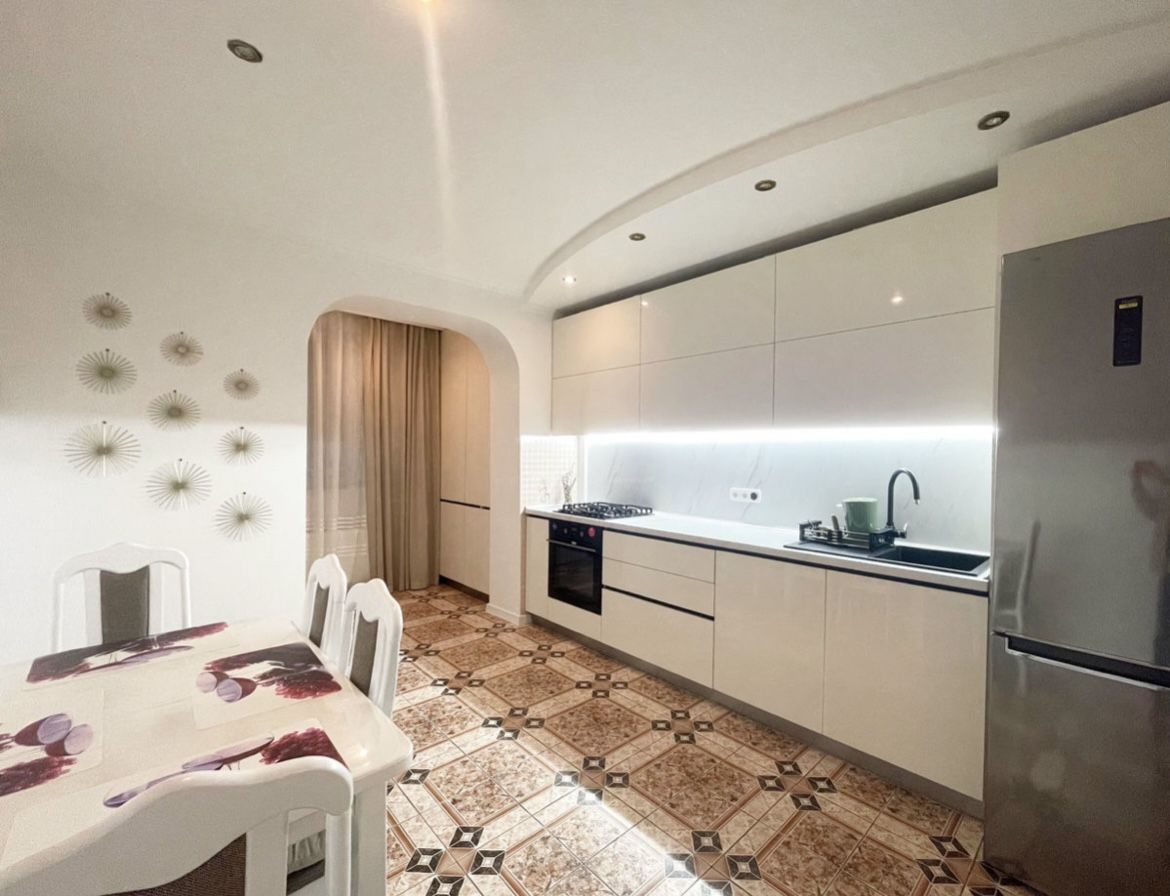 Apartament Centru! 90 m2! 2 + living! - Poză 3
