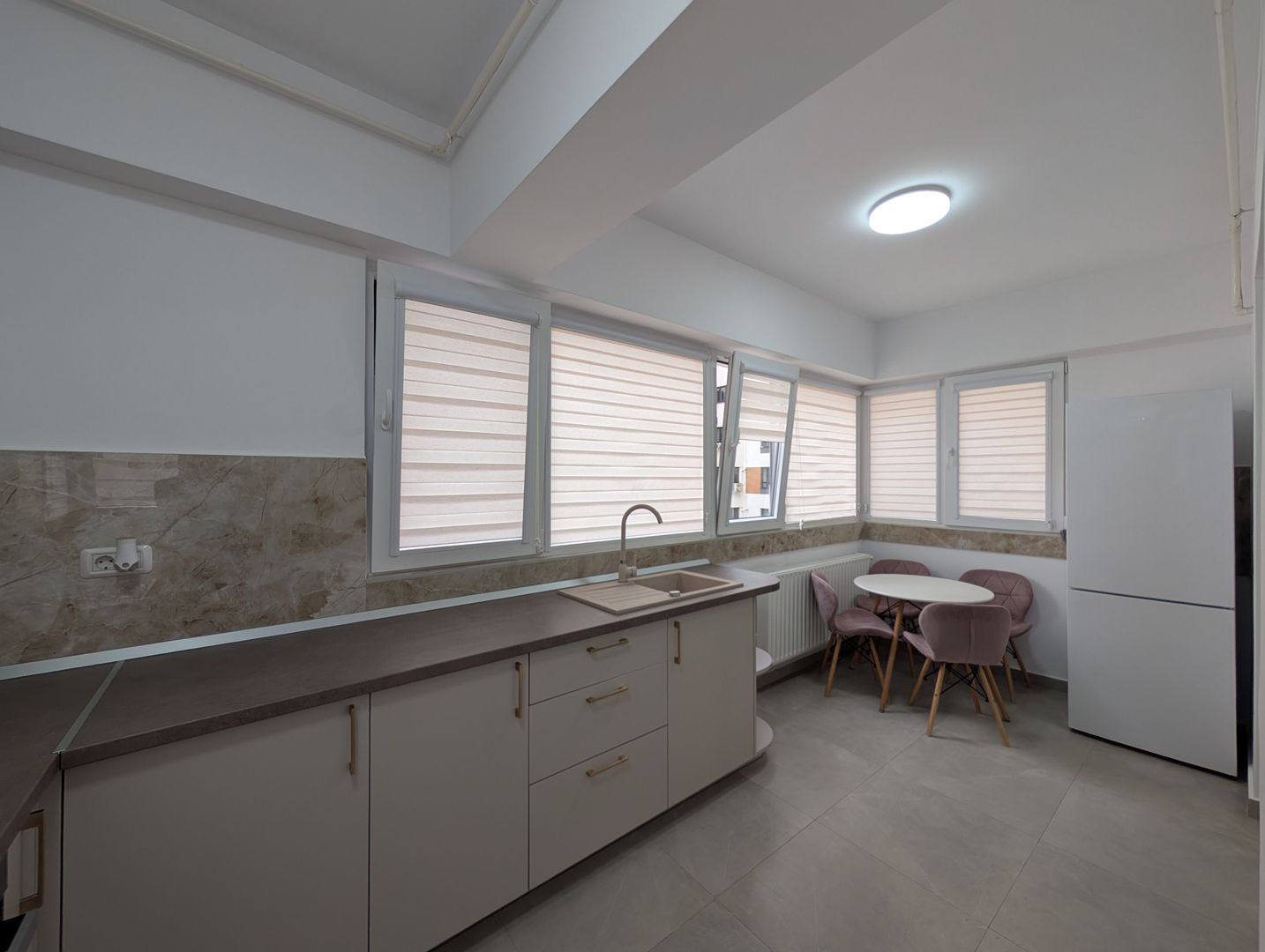 Apartament nou, 2 camere, mobilat/utilat premium + parcare subterană - Poză 14