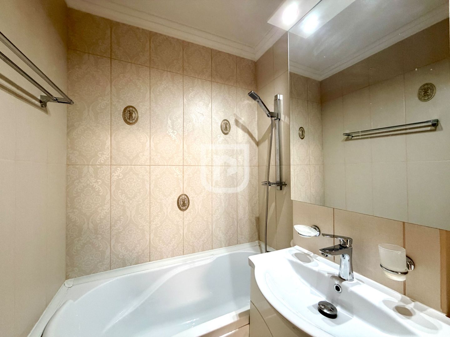 Garsoniera moderna 33mp, LUX ,mobilat si utilat - Poză 9