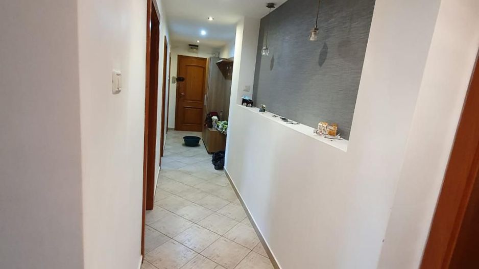 Aparament 5 camere etaj 1 zona Dambovita - Poză 5