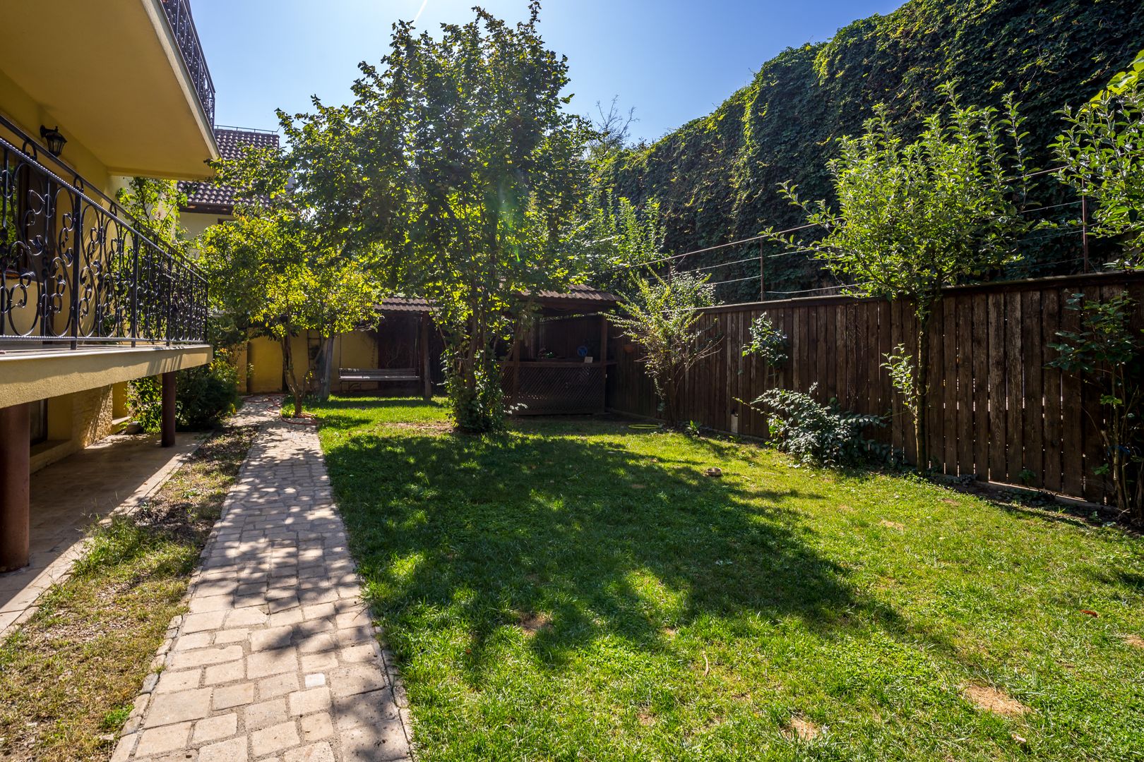 9 camere, 5 bai, spatiu hobby, gradina, garaj,locatie buna - Poză 3