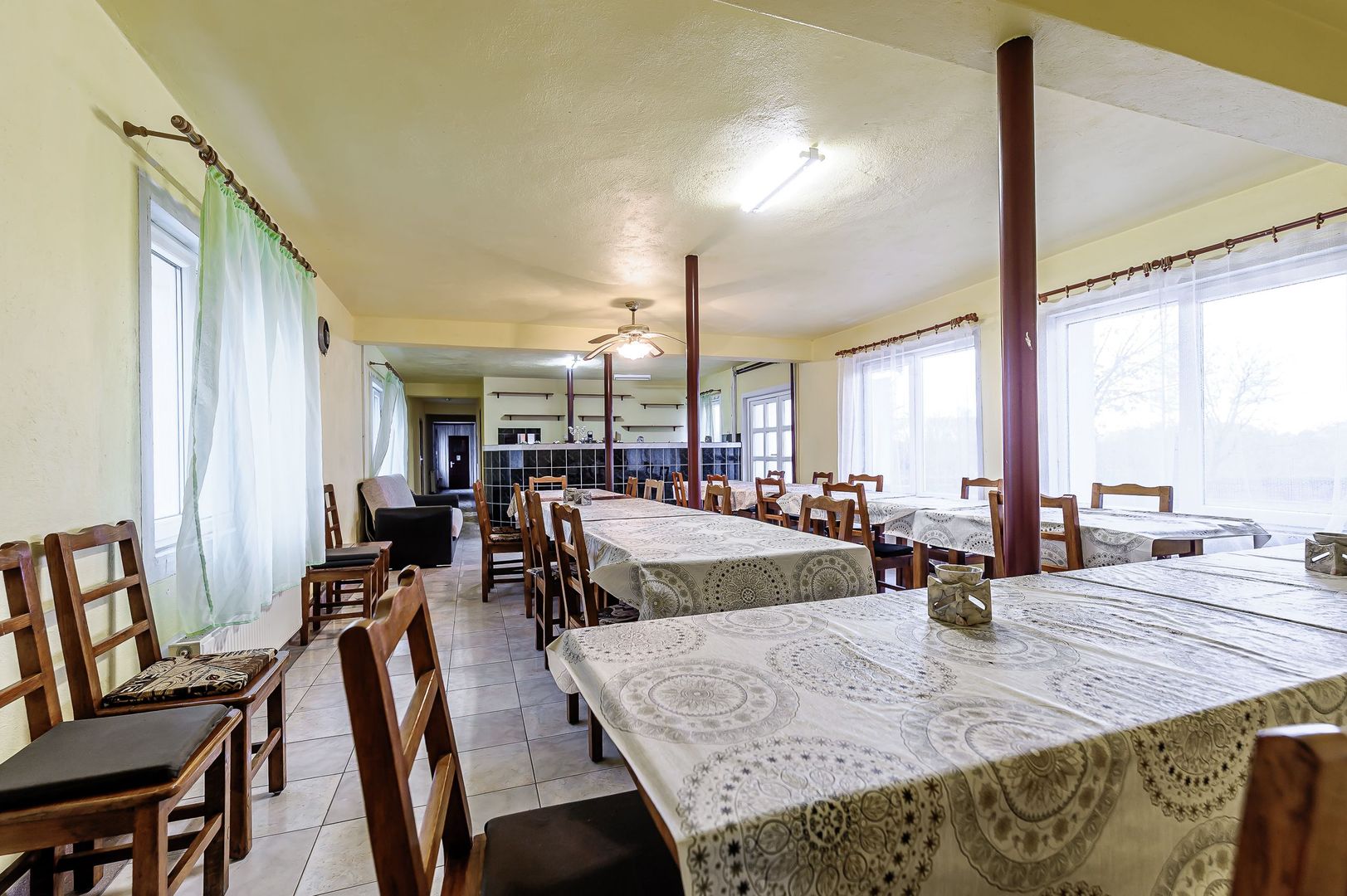 Clădire potrivită pentru proiecte educaționale sau de îngrijire - Poză 9