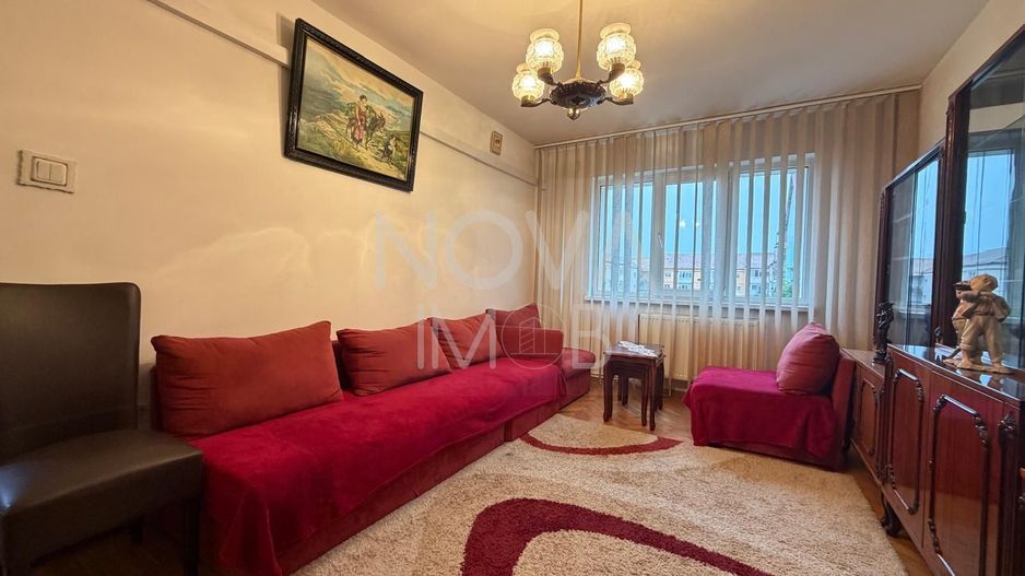 Apartament de inchiriat 3 camere etajul 4, cu lift,  Zona Vasile Aaron - Poză 2