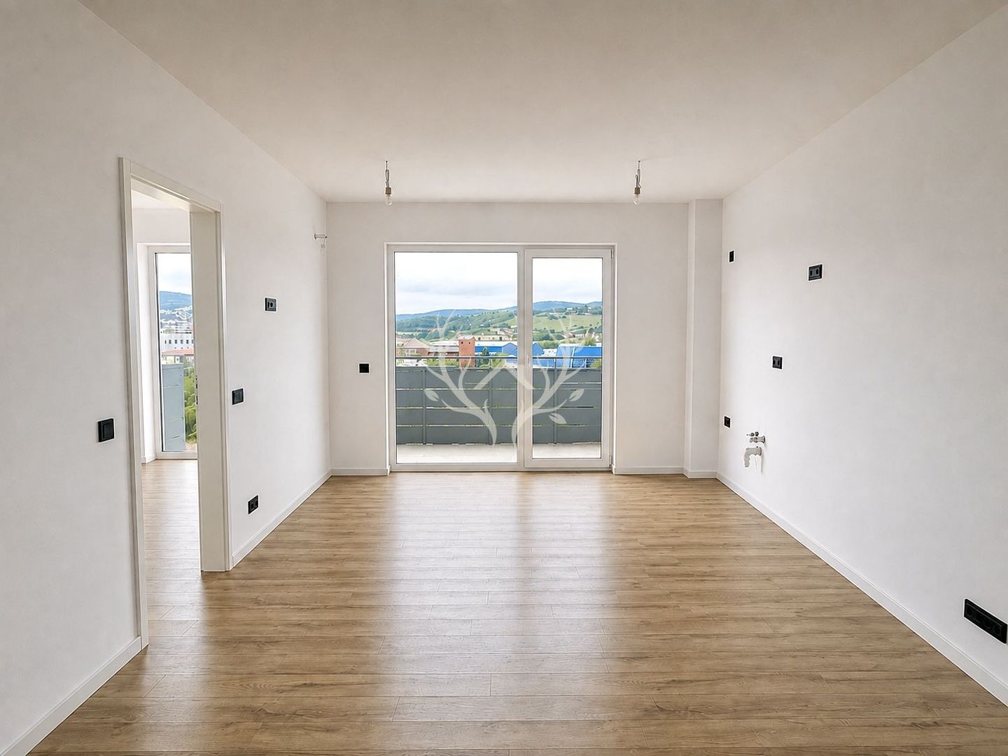 Apartament cu 2 camere, bloc nou, finisat si pregatit pentru amenajare - Poză 1