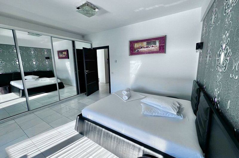 Apartament 2 camere Vila Sophia 1 - Vedere frontala la lac - - Poză 13