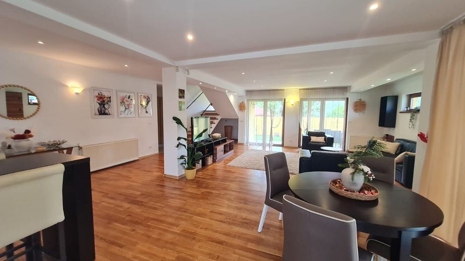 Vila spațioasă și recent renovată în Ghiroda! - Poză 2