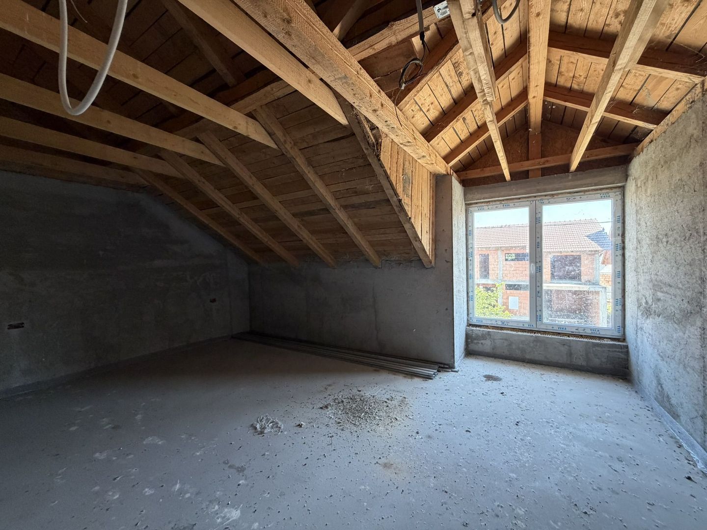 Casa la gri, 4 dormitoare, 3 bai, teren 400 mp - Poză 5