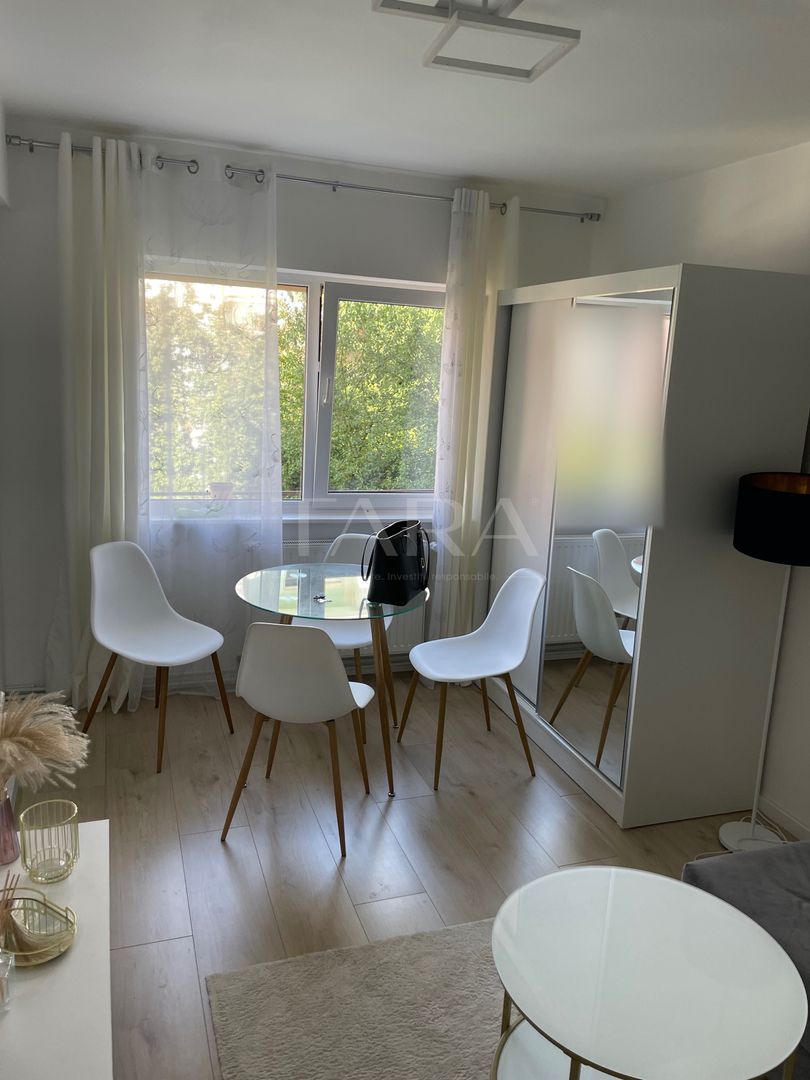 Apartament cu 1 cameră, complet renovat, ideal pentru investiție. - Poză 2