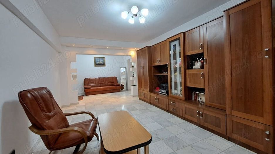Vand Apartament spatios cu 4 camere de vanzare pe Bdul Decebal - Poză 1