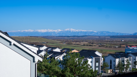 
    
    🪴 Panoramă spectaculoasă către Munții Făgăraș
  
  