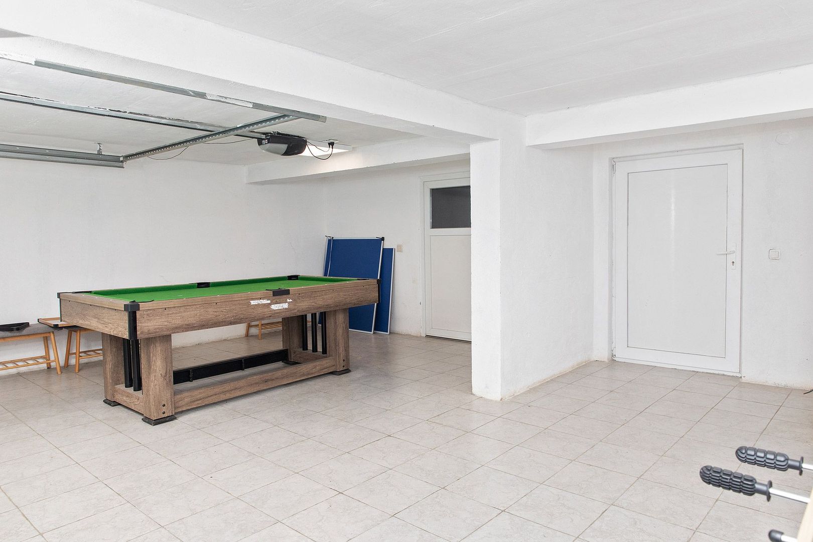 Vilă cu 5 dormitoare, 4 băi, 2 248mp teren, piscină. Preț: 229 000 Eur - Poză 37