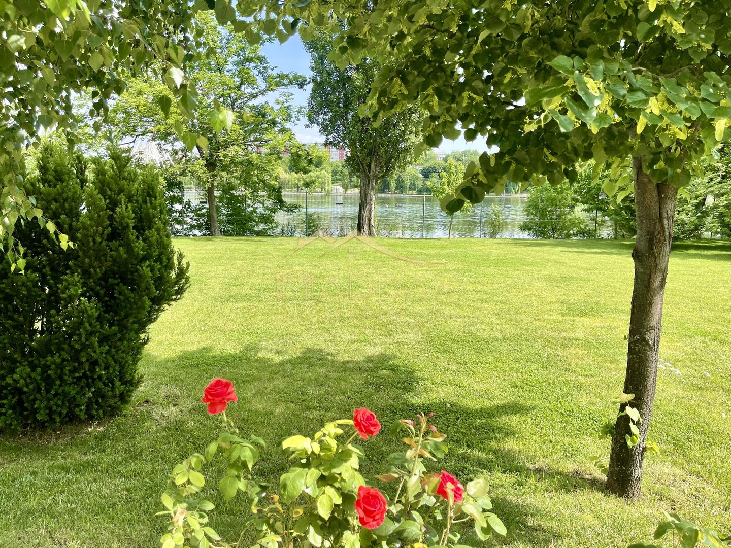 Impressive Villa *1500 SQM usable* 2613 SQM land / Open to the lake - Poză 58