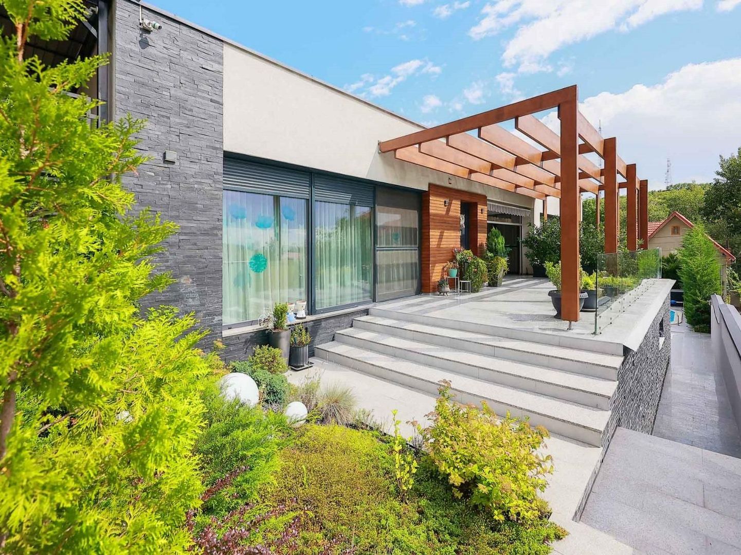 Vilă cu piscină, design mediteraneean. 410.000 E (neg, comision 0) - Poză 6