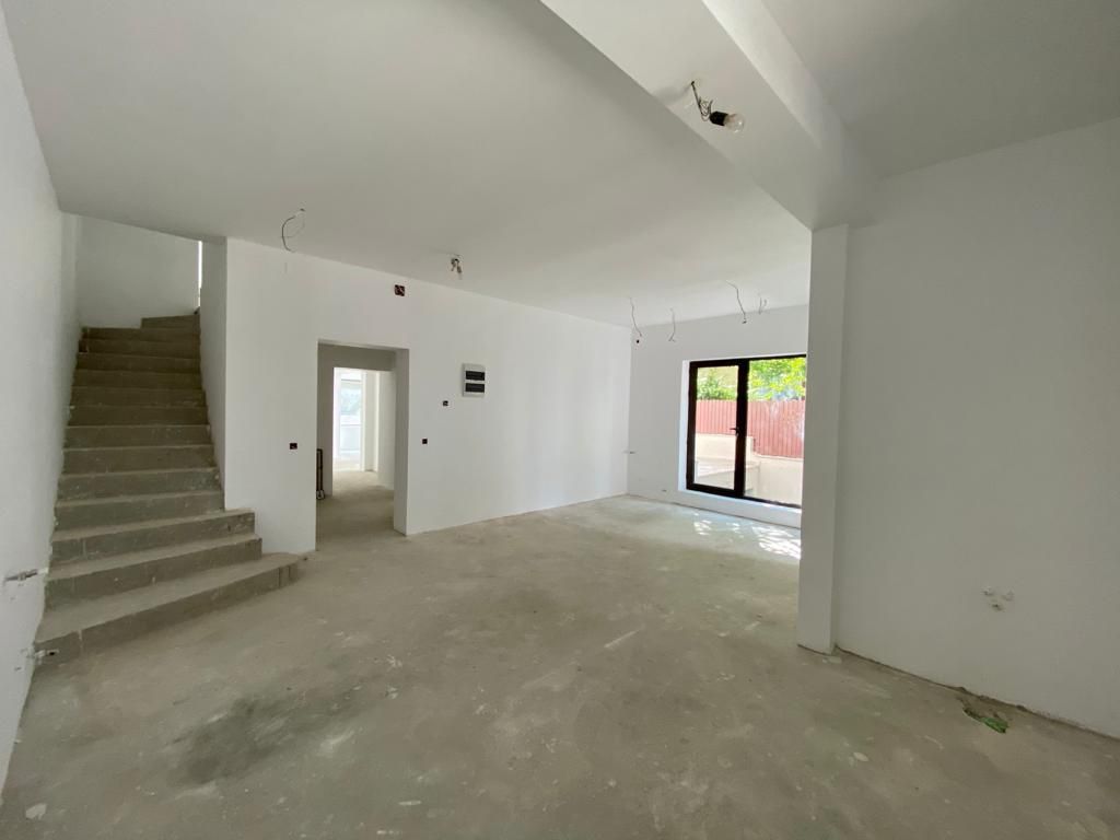 Refugiu Urban cu Eleganță Clasică – Vilă Renovată în Inima Primăverii - Poză 21