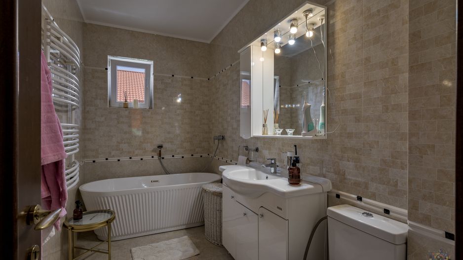 Vilă renovată P+1+M  | Foișor vitrat, grădină și jacuzzi - Poză 25