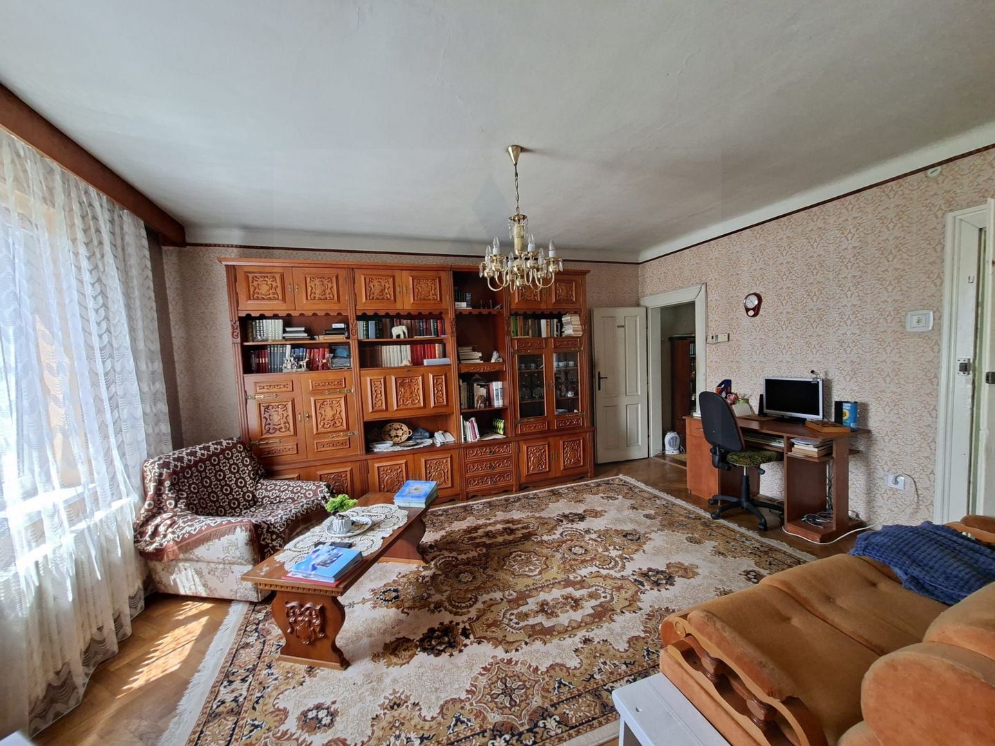 Casa individuala 185 mp utili S + P + E garaj si teren 777 mp Central - Poză 2