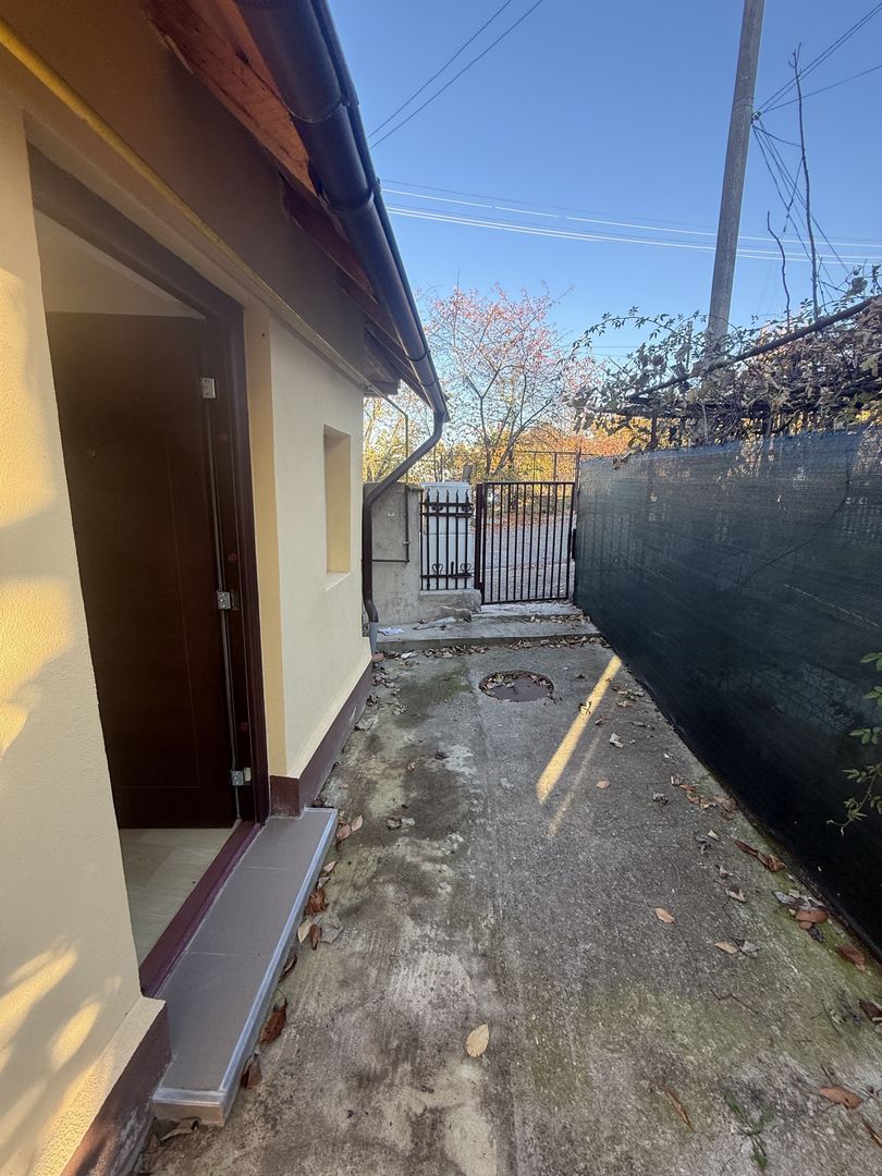 2 corpuri de Casă renovate + teren 125 mp Campina - Poză 33