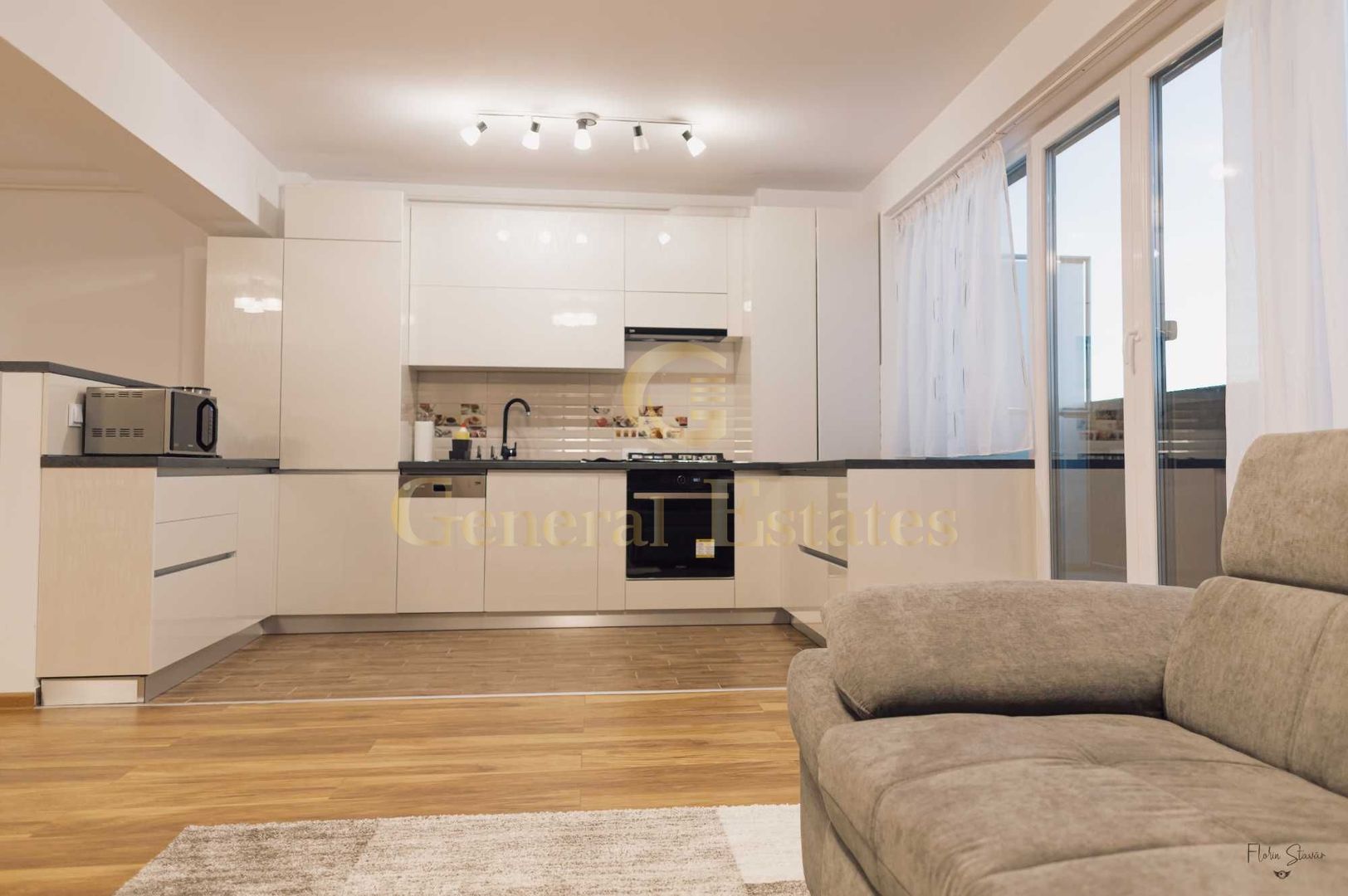 Apartament de vanzare3 camere in apripiere de Coresi - Poză 1