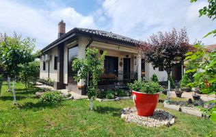 Parter cu structură pentru etaj, curte amenajată și organizare impeca
