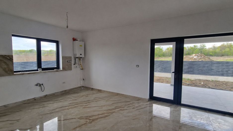Casa plan parter 3 camere 70 mp/teren 400 mp Ciurbesti 149000 euro - Poză 4