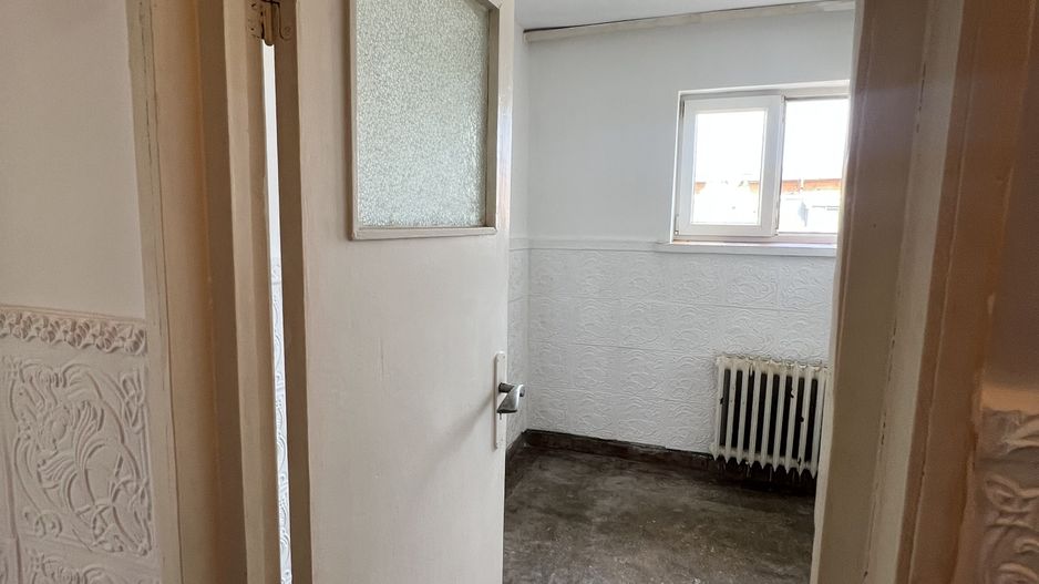 vand apartament 2 camere zona Crihala - Poză 3
